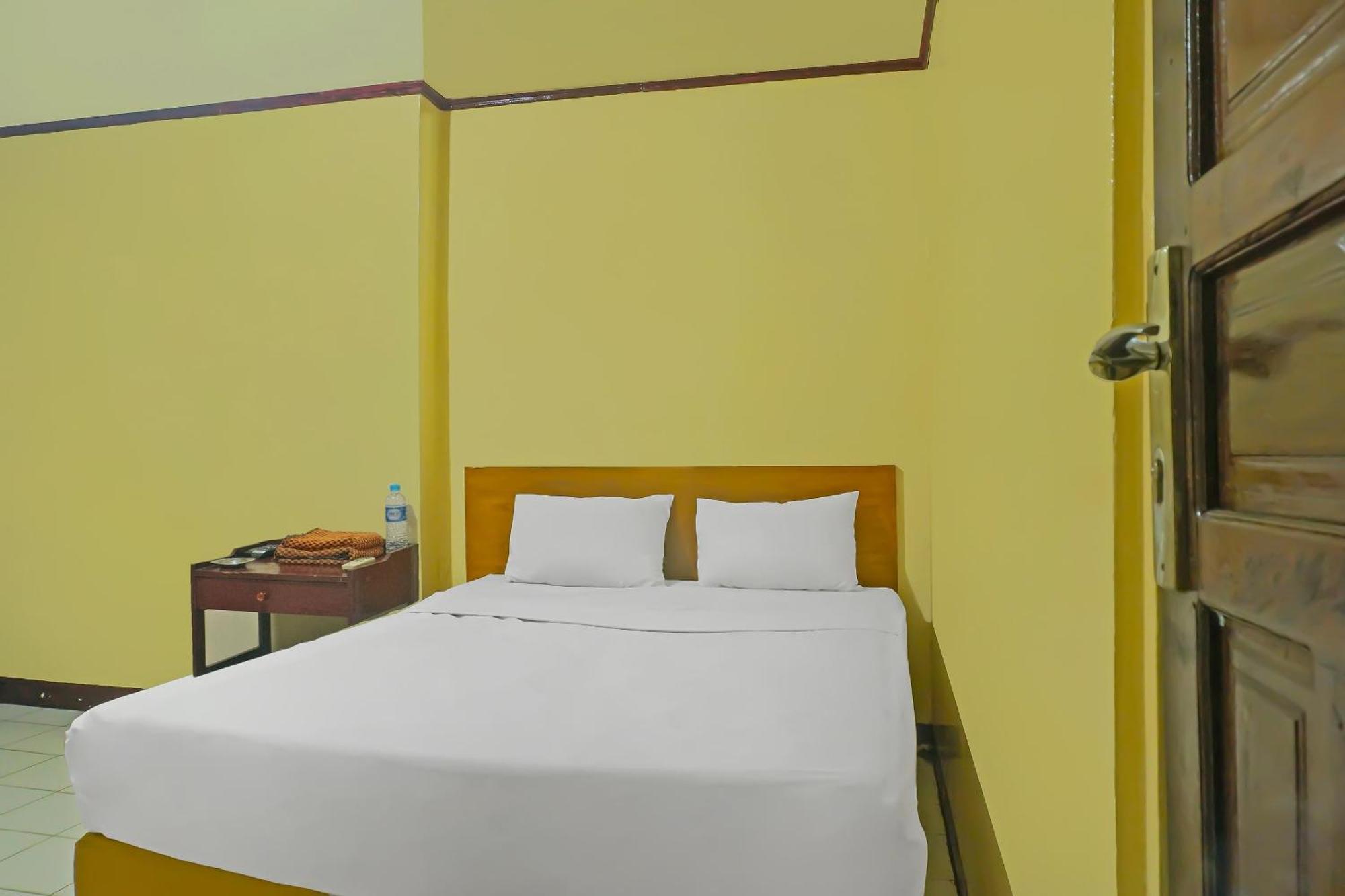 Spot On 92466 Adam Kost Syariahnearwisata Jembatan Barito Hotel