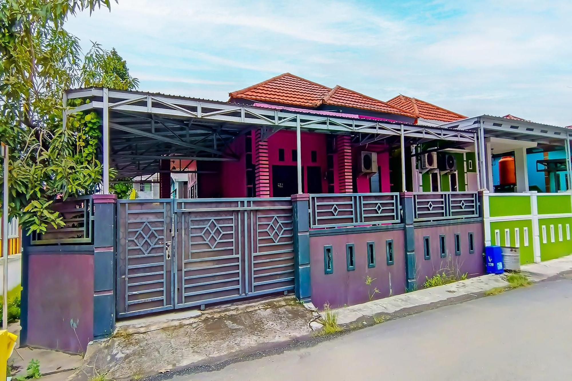 Spot On 92466 Adam Kost Syariahnearwisata Jembatan Barito Hotel 2*