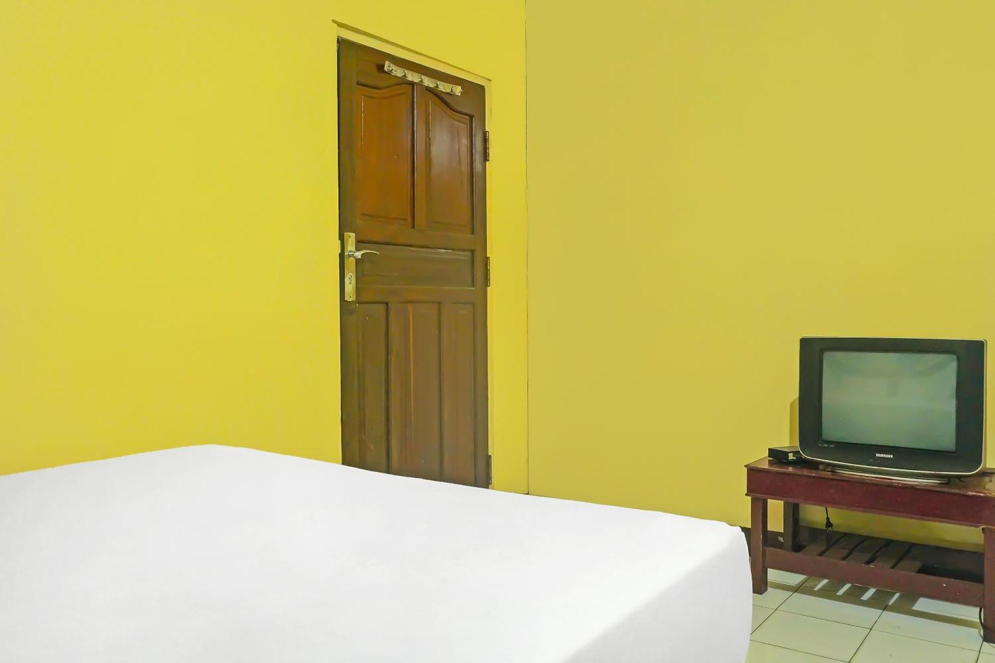 Spot On 92466 Adam Kost Syariahnearwisata Jembatan Barito Hotel Banjarmasin (South Kalimantan)